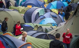 Des Jeunes travaillistes installent des tentes sur l'île d'Utøya en Norvège, le 7 août 2015