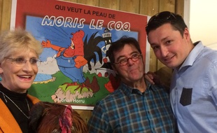 Lancement de la BD "Qui veut la peau de Moris le coq ?", avec la propriétaire du coq Maurice, Corinne Fesseau, et Benjamin Jugieau (à droite)