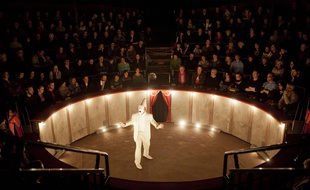 Une curieuse troupe d'êtres lunaires pleine de rêves et de poésie.