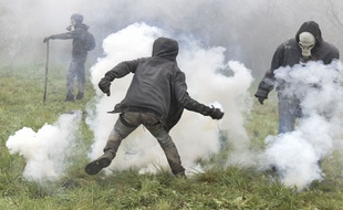 Des défenseurs de la ZAD de Notre-Dame-des-Landes face aux gendarmes.