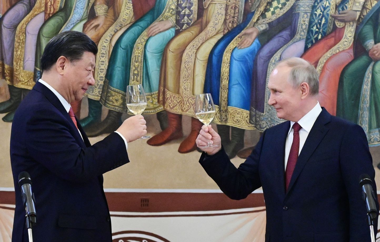 Le président russe Vladimir Poutine et le président chinois Xi Jinping portent un toast lors d'une réception organisée à la suite de leurs entretiens au Kremlin à Moscou, le 21 mars 2023.