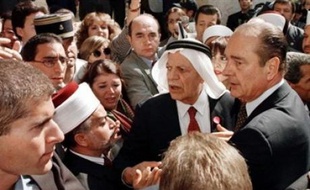 Jacques Chirac dans la vieille ville de Jérusalem, protestant contre les services de sécurité israéliens, le 22 octobre 1996.