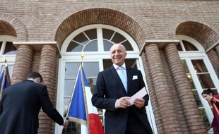 Le ministre français des Affaires étrangères, Laurent Fabius, à l'ambassade de France à Téhéran, peu après son arrivée en Iran, le 29 juillet 2015