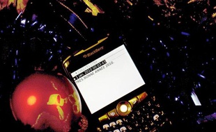 Photo prise le 29 décembre 2009 à Paris d'un SMM de voeux de "bonne année" rédigé sur un blackberry. Près de 500 millions de SMS de "bonne année" devraient être envoyés en France le 1er janvier 2010, un nouveau record après celui déjà enregistré à Noël, selon des calculs réalisés par l'AFP avec les chiffres communiqués le 28 décembre 2008 par les opérateurs.