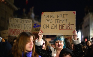 Des militantes féministes défilent contre les violences faites aux femmes, à Dijon, samedi soir.