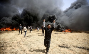 Des Palestiniens brûlent des pneus à la frontière entre la bande Gaza et Israël, vendredi 6 avril.
