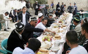 Photo non datée, publiée le 24 octobre 2006, d'une fête entre hommes dans le jardin d'une maison à Douchanbé
