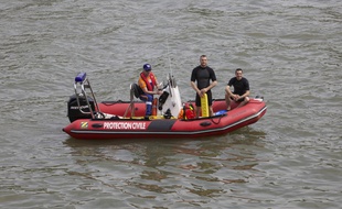 Les maitres-nageurs de la Protection civile durant la visite inaugurale de l'amenagement des berges de la Seine rive gauche
