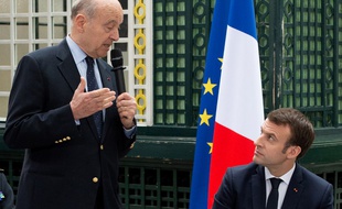 Alain Juppé et Emmanuel Macron, lors du grand débat avec des maires de Gironde, à Bordeaux.