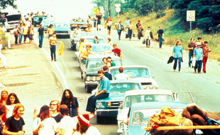 Le Festival de Woodstock, qui a eu lieu en août 1969 à... 70 km de Woodstock, a attiré dix fois plus de monde que prévu. Résultat : des embouteillages.