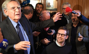 Bernard Pivot, le président de l'Académie Goncourt, au côté de Nicolas Mathieu (assis, avec des lunettes), lauréat du Goncourt 2018, le 7 novembre 2018, chez Drouant à Paris.