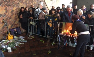 Les fans du chanteurs se sont réunis pour lui rendre hommage ce dimanche devant la patinoire Mériadeck.