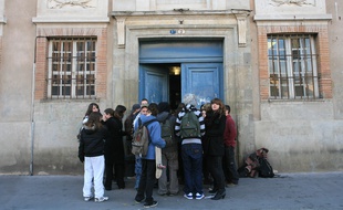 L'entrée du lycée Saint-Sernin de Toulouse.