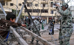 La police égyptienne anti-émeutes a fait usage mardi soir de gaz lacrymogène afin de disperser des manifestants qui tentaient de s'approcher du palais présidentiel au Caire pour dénoncer le décret par lequel le président Mohamed Morsi a élargi ses pouvoirs.