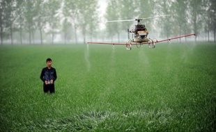 Les perturbateurs endocriniens sont présents dans de nombreux produits comme des emballages ou des pesticides, ici répandus dans une ferme en Chine