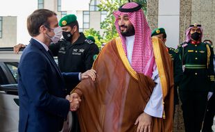 Emmanuel Macron est l'un des premiers dirigeants occidentaux à rencontrer Mohammed ben Salmane depuis l'assassinat en 2018 du journaliste saoudien Jamal Khashoggi.