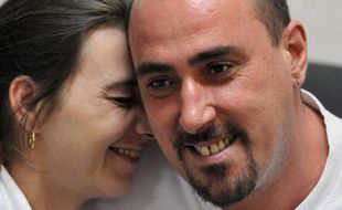 Photographie prise le 25 mars 2008 de Serge Atlaoui et sa femme Sabine Atlaoui à la prison de Nusakambangan sur l'île de Java en Indonésie