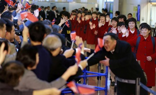 L'équipe nord-coréenne féminine de football arrive à l'aéroport d'Haneda, à Tokyo, le 5 décembre 2017.