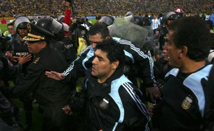 Le sélectionneur de l'Argentine, Diego Maradona, escorté à la fin du match du 10 juin 2009 face à l'Equateur (défaite 2-0), à Quito.