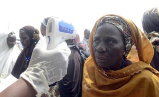 Vérification de la température de passagers à l'aéroport internaitonal Murtala Mohammed à Lagos, au Nigeria le 19 septembre 2014