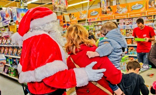 Illustration d'une famille et d'un homme déguisé en Père Noël dans un magasin de jouets.