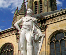 La statue du général Leclerc à Pontoise.