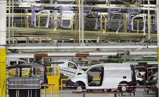Des visiteurs dans l'usine du constructeur automobile Renault à Maubeuge, le 24 septembre 2016.