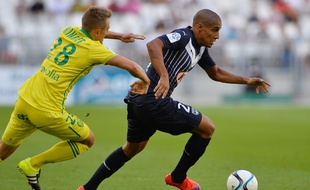 Le milieu offensif des Girondins, Wahbi Khazri, poursuivi par Valentin Rongier, lors de Bordeaux - Nantes joué le 30 août 2015.