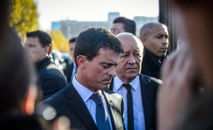 Manuel Valls et Jean-Yves Le Drian le 15 novembre 2015 à l'Ecole Militaire à Paris