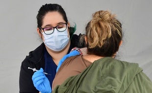 Une vaccination aux Etats-Unis à Los Angeles, le 25 mars 2021.