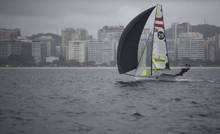 Une planche à voile dans la baie de Rio le 27 juillet 2014.