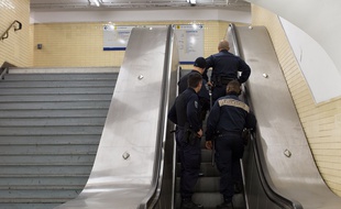 Des agents de sécurité de la RATP dans le métro.