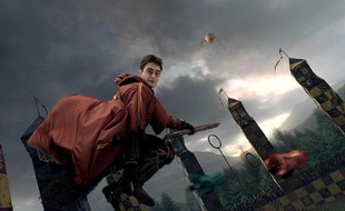 Harry Potter en plein match de Quidditch