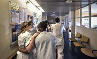 Le personnel hospitalier de l'hôpital de Pau, dans les Pyrénées Atlantiques, au début de l'épidémie de coronavirus.