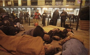 Une cinquantaine de personnes a participé au sit-in devant la gare pour dénoncer le manque de places d'hébergement d'urgence.