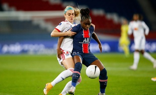 La latérale lyonnaise Ellie Carpenter, ici au duel avec la milieu offensive parisienne Sandy Baltimore, lors du précédent affrontement au Parc des Princes en novembre dernier.