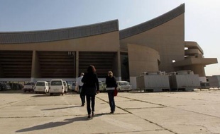 Dessiné par Le Corbusier, construit sous Saddam Hussein puis tombé dans l'oubli: c'est l'étrange destin du Gymnase de Bagdad, auquel l'Irak s'efforce aujourd'hui, avec l'aide de la France, de rendre ses lettres de noblesse architecturales.