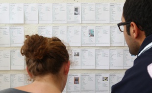 Lille, le 29 aout 2012. Illustration sur la recherche de logements etudiants a Lille. Ici des etudiants consultent les annonces au CRIJ (centre regional d'information jeunesse).