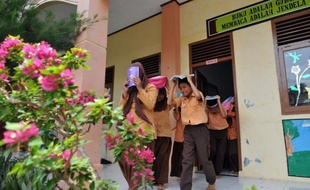 Les élèves des écoles d'Aceh connaissaient les consignes par coeur, à force d'exercices: ne pas paniquer et fuir dans les collines. Mercredi, le fort séisme qui a secoué la province indonésienne a été pour eux un examen grandeur nature. Passé avec mention.