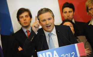 Nicolas Dupont-Aignan, président de Debout la République et candidat à l'élection présidentielle, devant son équipe de campagne, lors de la cérémonie des voeux à la presse, le 10 janvier à Paris.