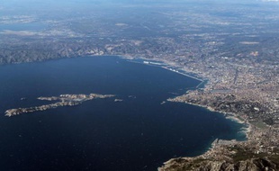 Vue aérienne de Marseille et des îles du Frioul (Bouches du Rhône) le 14 août 2015
