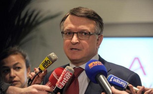 François Nogué, directeur des ressources humaines chez Areva, répond aux journalistes au siège social du groupe à La Défense, le 7 mai 2015
