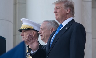 Donald Trump avec son chef d’Etat-major Joe Dunford (à g.) et son ministre de la Défense Jim Mattis, à Arlington (Virginie), le 29 mai 2017.