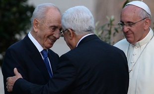 Les présidents israélien Shimon Peres et palestinien Mahmoud Abbas au Vatican, avec le Pape François le 08 juin 2014.