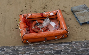 Le radeau de survie du Carrera avait été retrouvé peu après le naufrage sur la plage des Sables-d’Olonne.