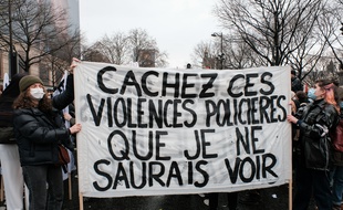 Des colleuses lors de la manifestation contre l'article 24 de la loi «sécurité globale» le 12 décembre 2020.