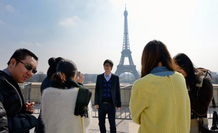 La Chine est passée première en 2012 en termes de dépenses des touristes à l'étranger, avec un total de 102 milliards de dollars (environ 75,5 mds d'euros), un record, grâce à une augmentation des revenus et un assouplissement des conditions de sortie du territoire, a indiqué jeudi l'Organisation mondiale du tourisme (OMT).