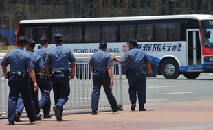 Une vingtaine de touristes hong-kong ont été retenus en otage dans leur bus, à Manille, aux Philippines, lundi 23 août 2010.