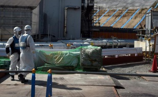 Des travailleurs à la centrale nucléaire accidentée de Fukushima, le 9 octobre 2015