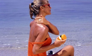 Une femme en maillot de bain à la plage.